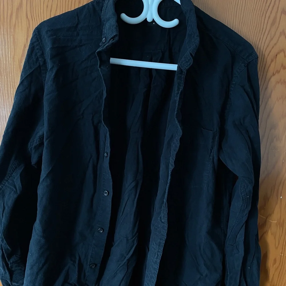 2 Uniqlo solid colour flannel shirts - Picture 1 of 2